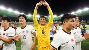 2020 赛季：道奇队在 Arlington 隔离赛区捧起奖杯，球员与家人隔空庆祝